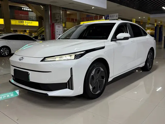 Changan Qiyuan A05 — Фото автомобиля 3