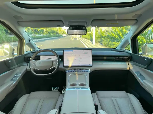 Xpeng X9 — Фото автомобиля 5