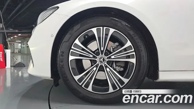Mercedes-Benz E-Class — Фото автомобиля 5