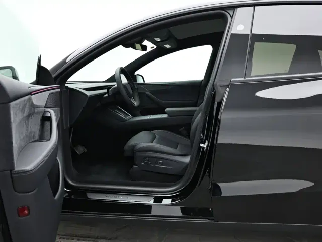 Tesla Model Y L — Фото автомобиля 9