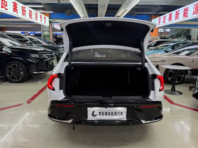 Wuling Starlight — Фото автомобиля 15