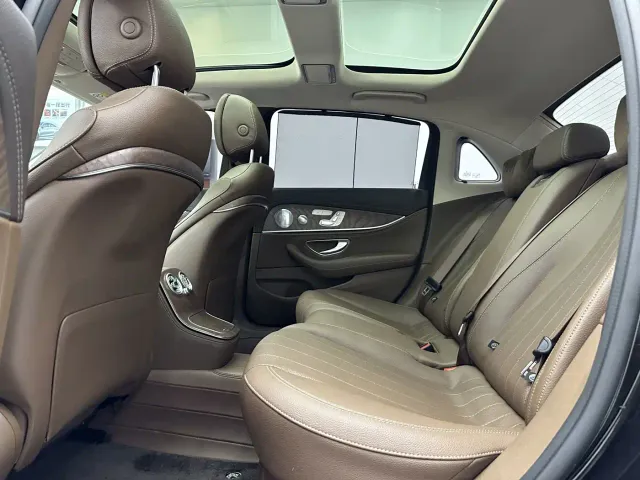 Mercedes-Benz E-Class — Фото автомобиля 11