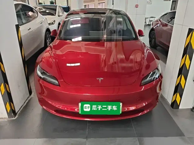 Tesla Model 3 — Фото автомобиля 2