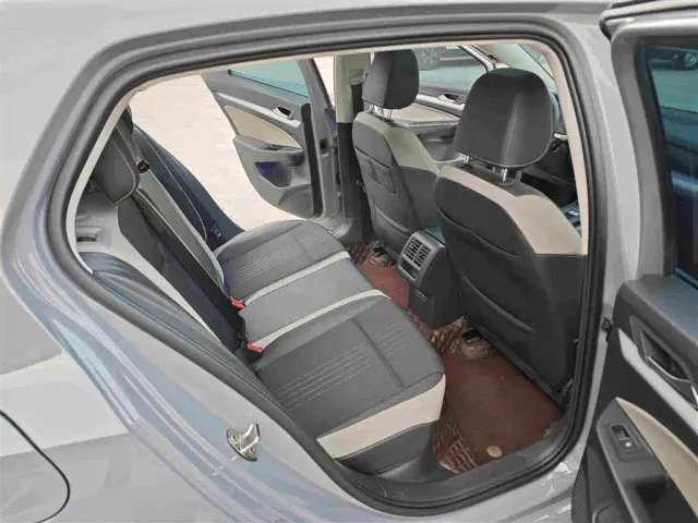 Volkswagen Golf — Фото автомобиля 11