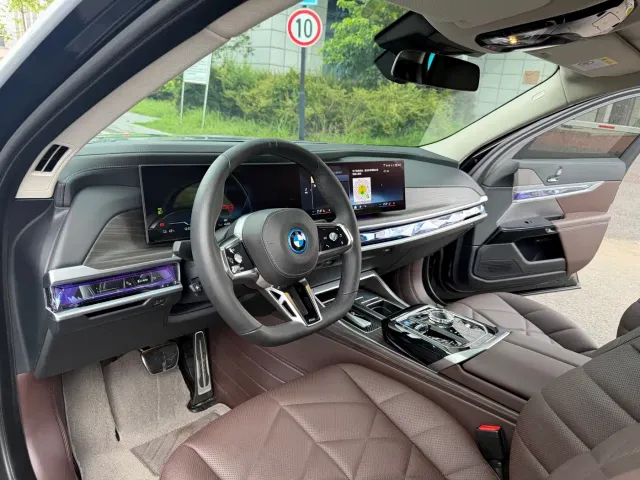 BMW i7 — Фото автомобиля 10