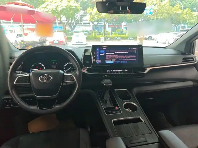 Toyota Sienna — Фото автомобиля 9