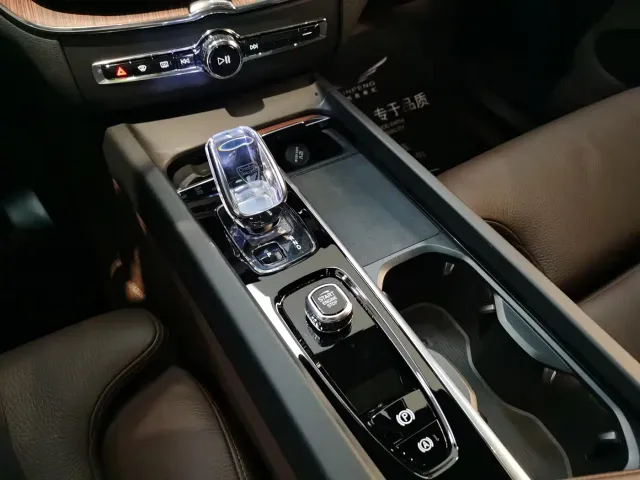 Volvo XC60 — Фото автомобиля 12