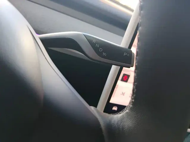 Tesla Model Y — Фото автомобиля 13