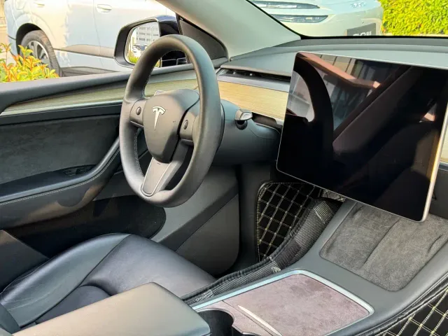 Tesla Model Y — Фото автомобиля 14