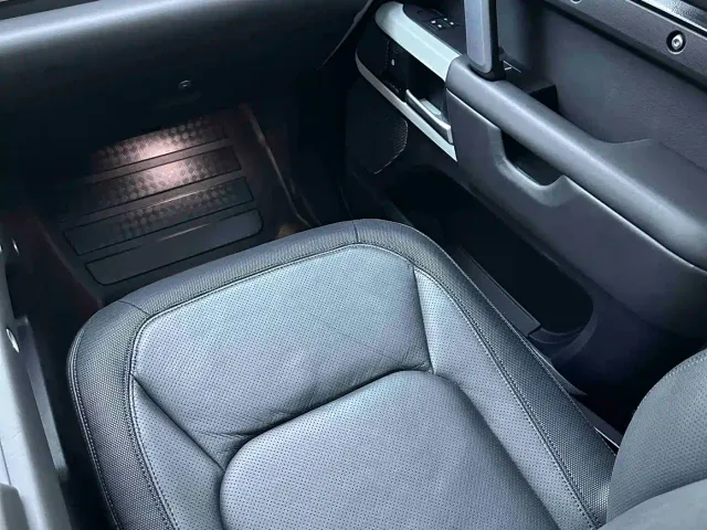 Land Rover Defender — Фото автомобиля 10