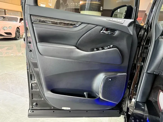 Toyota Vellfire — Фото автомобиля 10