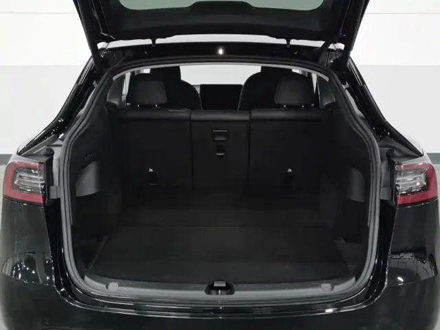 Tesla Model Y — Фото автомобиля 16