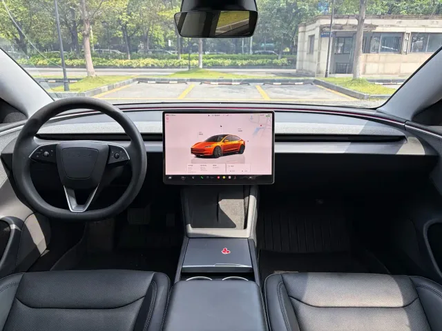 Tesla Model 3 — Фото автомобиля 17