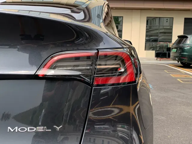 Tesla Model Y — Фото автомобиля 12