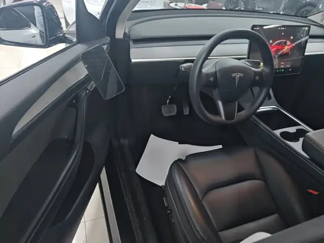 Tesla Model Y — Фото автомобиля 15