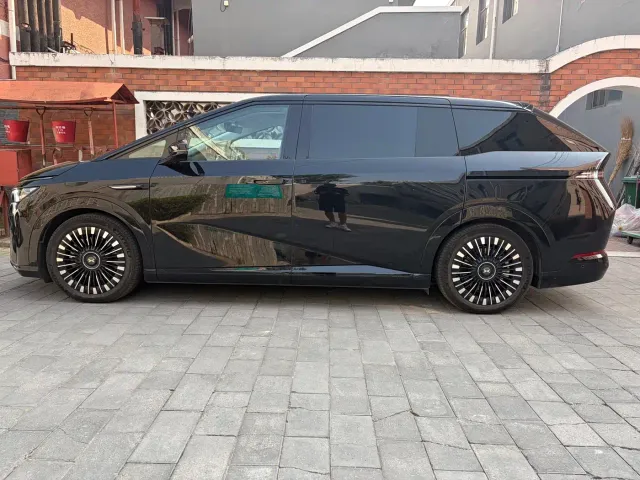 Xpeng X9 — Фото автомобиля 6