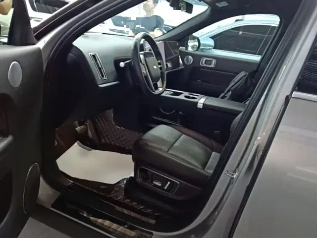 Li Auto L8 — Фото автомобиля 15