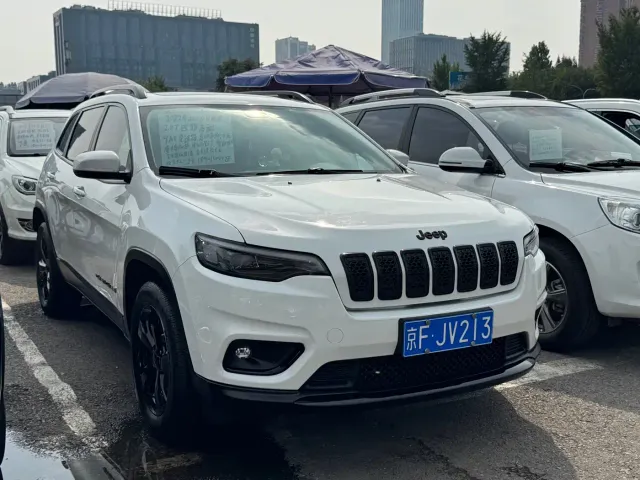 Jeep Cherokee — Фото автомобиля 14