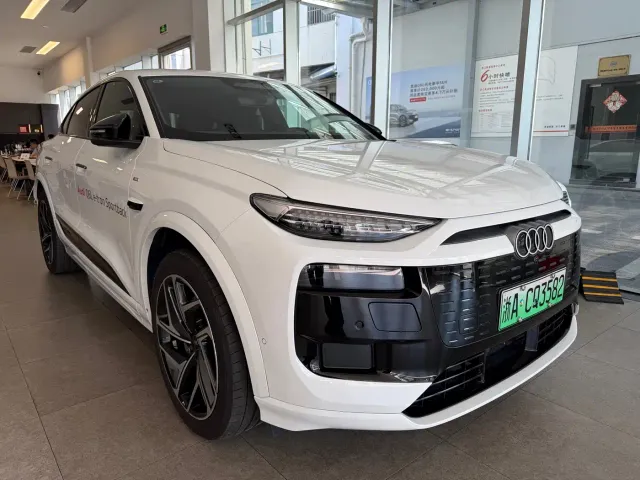 Audi Q6L Sportback e-tron — Фото автомобиля 3