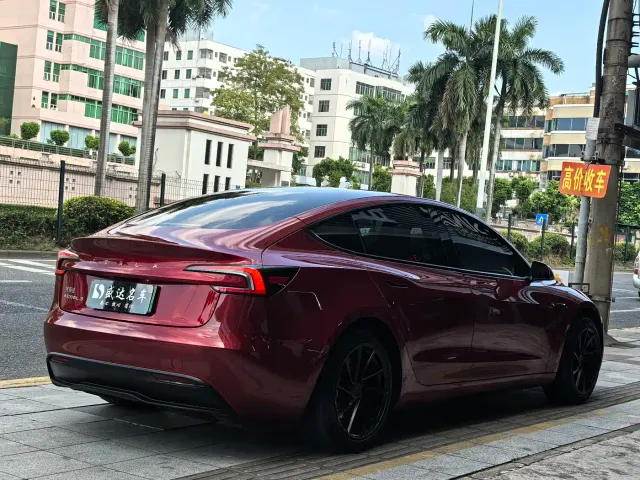 Tesla Model 3 — Фото автомобиля 4