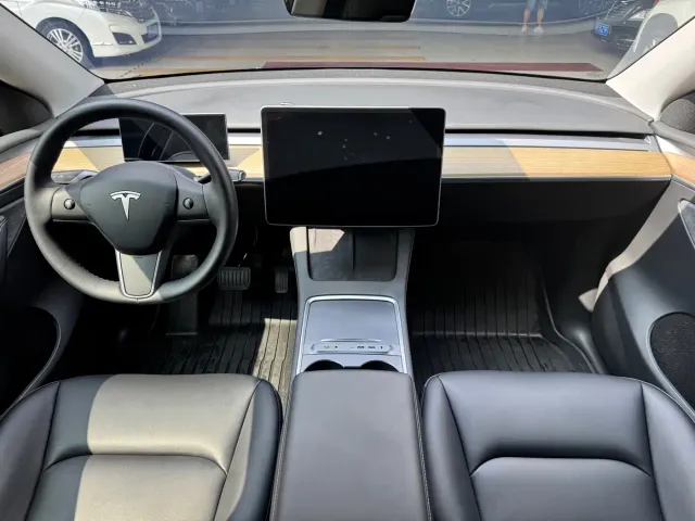 Tesla Model Y — Фото автомобиля 13