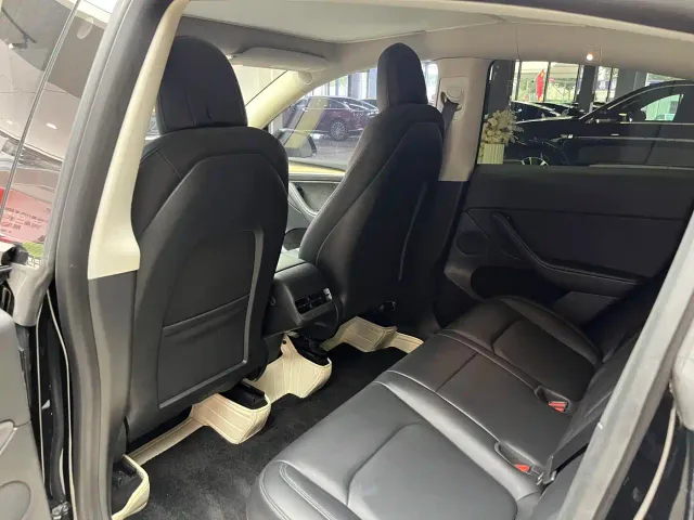 Tesla Model Y — Фото автомобиля 11