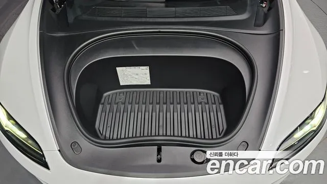 Tesla Model 3 — Фото автомобиля 6