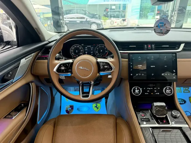Jaguar XFL — Фото автомобиля 4