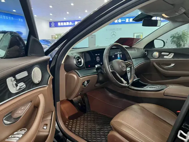 Mercedes-Benz E-Class — Фото автомобиля 4
