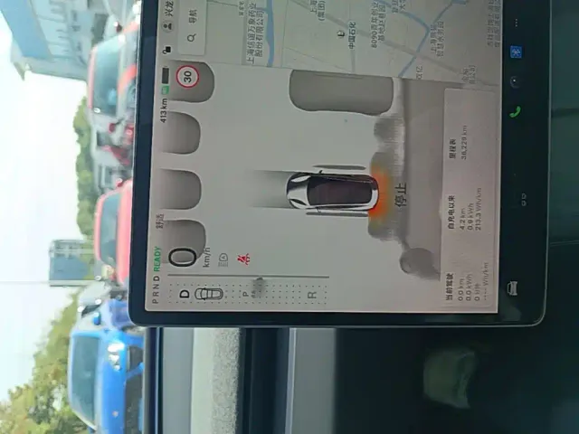 Tesla Model 3 — Фото автомобиля 11