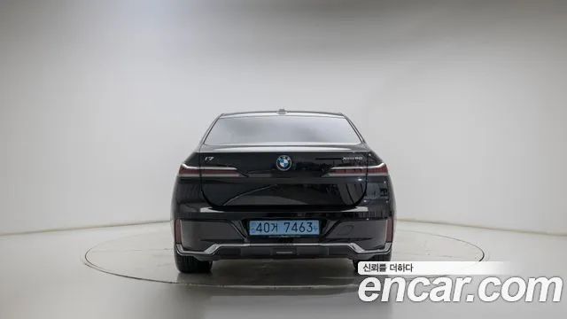 BMW i7 G70 — Фото автомобиля 4
