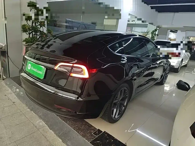 Tesla Model 3 — Фото автомобиля 4