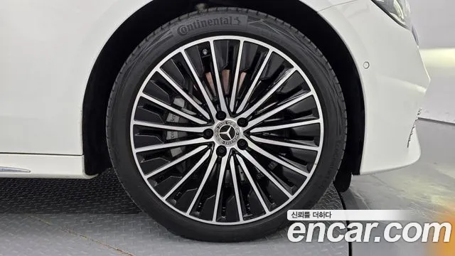 Mercedes-Benz E-Class — Фото автомобиля 5