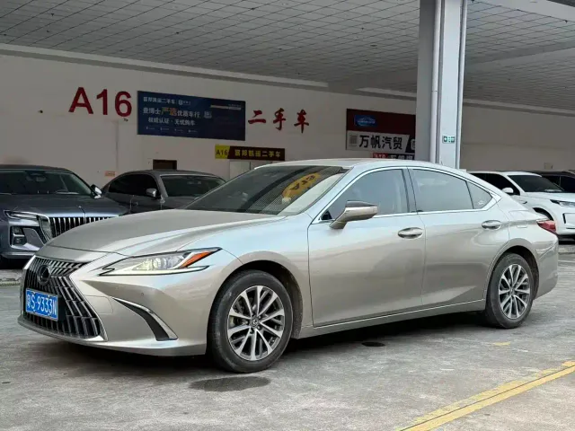Фотография автомобиля — Lexus ES