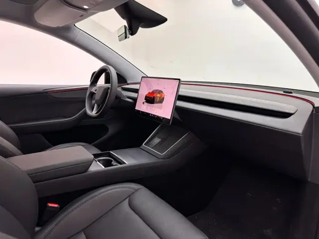 Tesla Model Y — Фото автомобиля 11