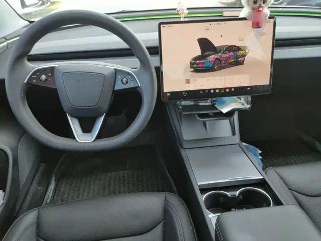 Tesla Model 3 — Фото автомобиля 5