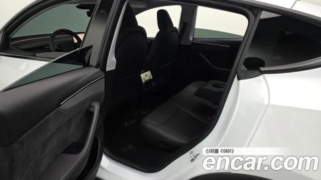 Tesla Model Y — Фото автомобиля 16