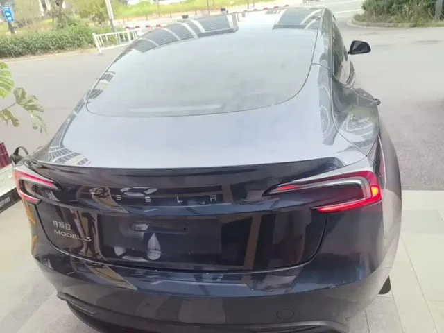 Tesla Model 3 — Фото автомобиля 5