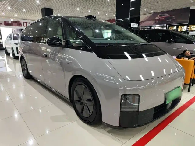 Li Auto MEGA — Фото автомобиля 3