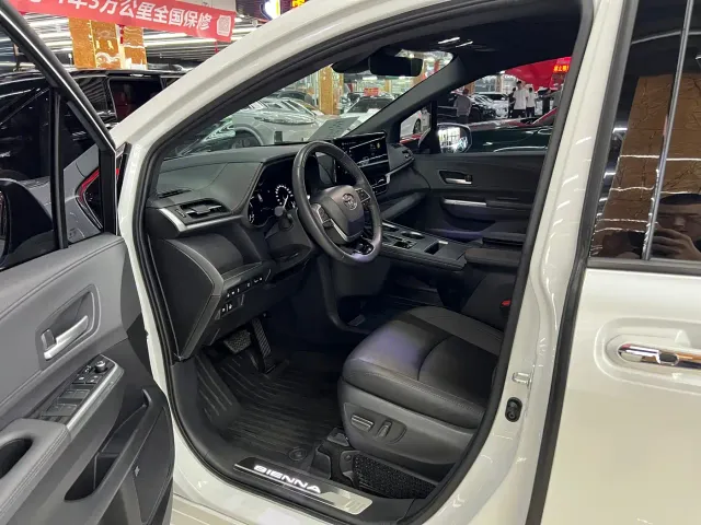 Toyota Sienna — Фото автомобиля 3