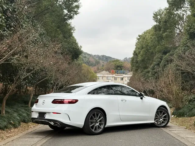Mercedes-Benz E-Class — Фото автомобиля 2