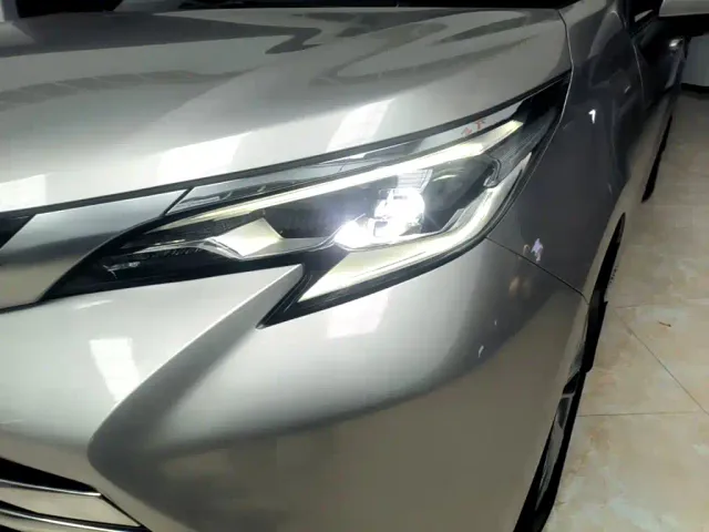 Toyota Sienna — Фото автомобиля 23