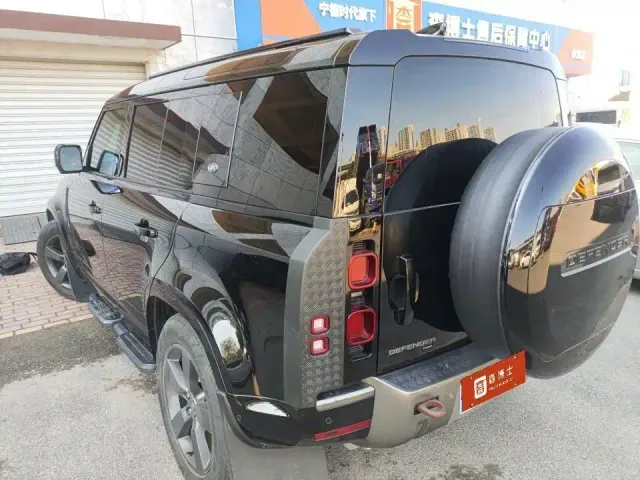 Land Rover Defender — Фото автомобиля 12