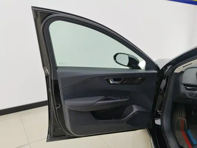 Hongqi E-QM5 — Фото автомобиля 7