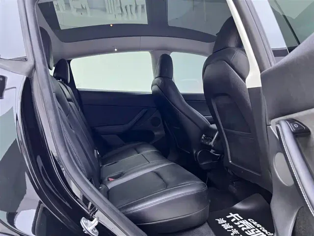 Tesla Model Y — Фото автомобиля 18