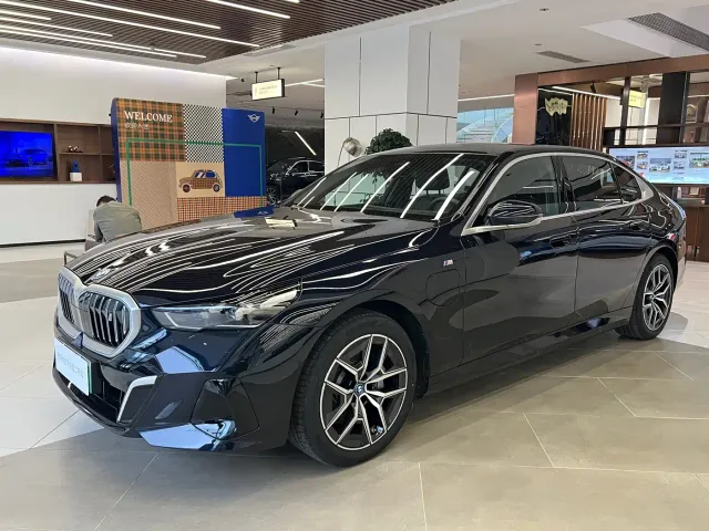 Фотография автомобиля — BMW i5
