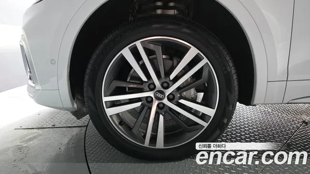 Audi Q5 45 TFSI quattro Premium — Фото автомобиля 4