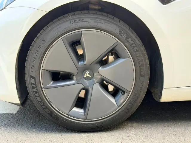 Tesla Model 3 — Фото автомобиля 9