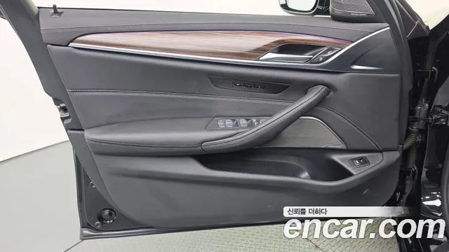 BMW 5 Series G30 — Фото автомобиля 24