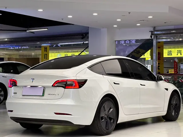 Tesla Model 3 — Фото автомобиля 4